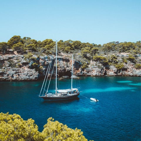 Stay just a nineteen-minute drive away from Muro Beach