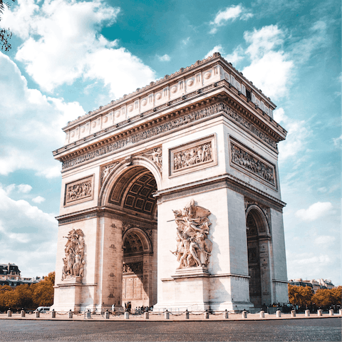 Walk to the Arc de Triomphe in fourteen minutes