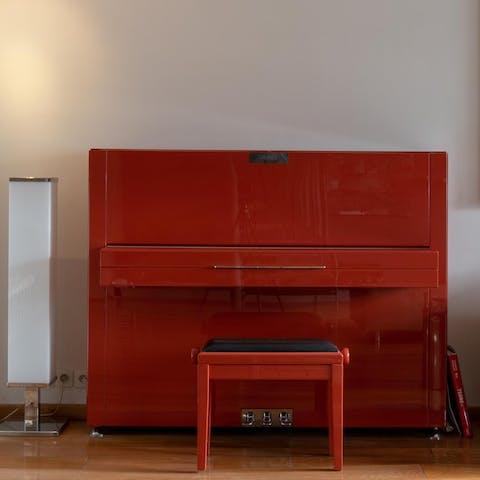 Play a tune on the red piano