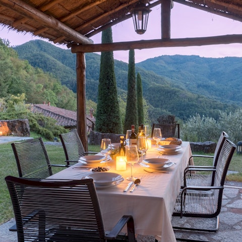 Light the wood-fired pizza oven and enjoy a traditional Italian dish outdoors