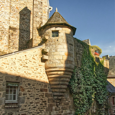 Reach the city of Quimper in twenty minutes by car