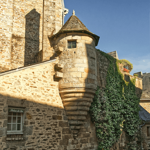 Reach the city of Quimper in twenty minutes by car