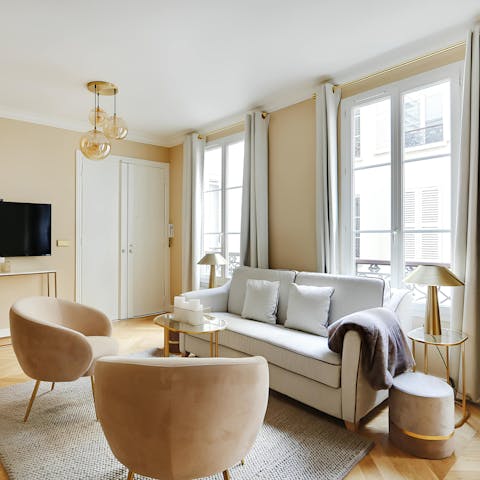 Get cosy in the bright living area, the perfect respite after sightseeing