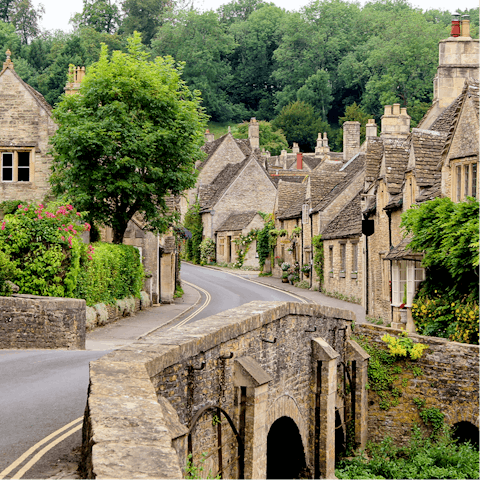 Stay just a minute’s walk from the beautiful Cotswolds village of Bourton-on-the-Water