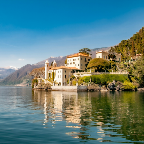Take a boat trip to discover Lake Como