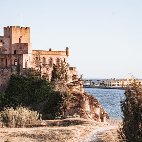 Explore Ferragudo – Praia Grande beach is a two-minute stroll away
