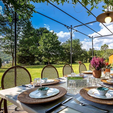 Enjoy an alfresco meals under the pergola