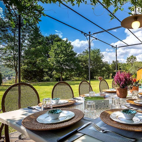 Enjoy an alfresco meals under the pergola