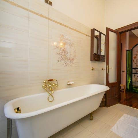 Fill the roll-top bath with bubbles and enjoy a long soak