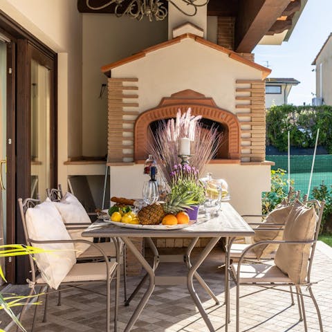 Fire up the pizza oven and feast on homemade pizza around the outdoor table