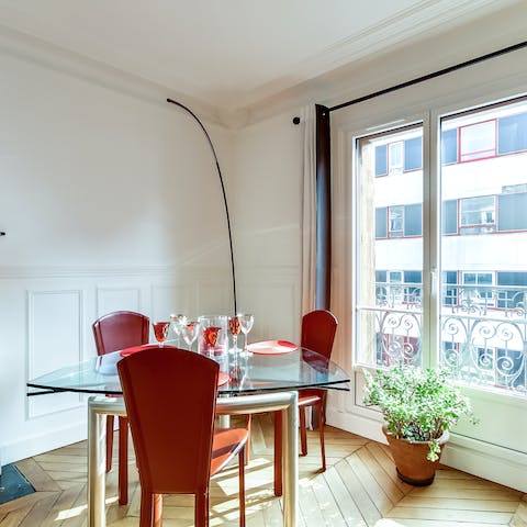 Enjoy some moules marinières at your dining table