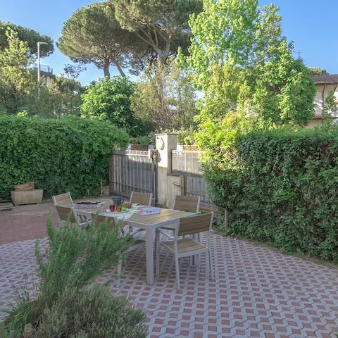 Light the barbecue and savour magical evenings in the garden