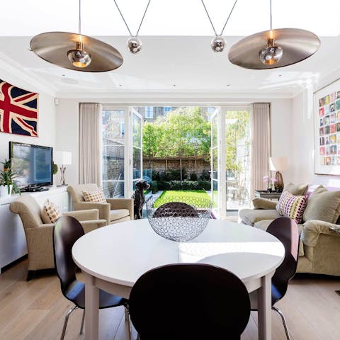Come together for hearty breakfasts in the light-filled kitchen-diner