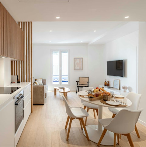 Catch up over breakfast in the bright living space