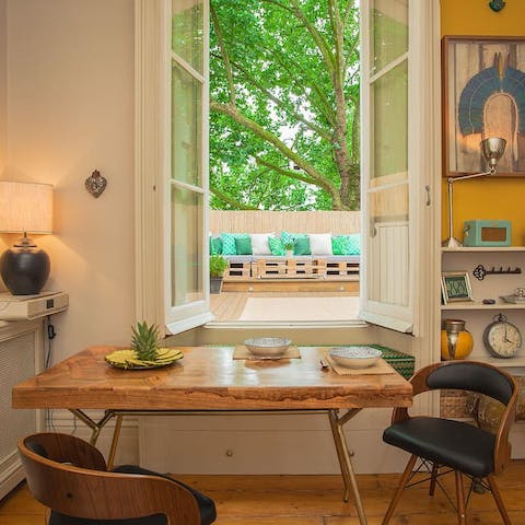 Enjoy meals with a green view of old tree canopies