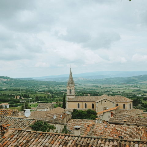 Stay in a scenic spot, five minutes by car from Bonnieux