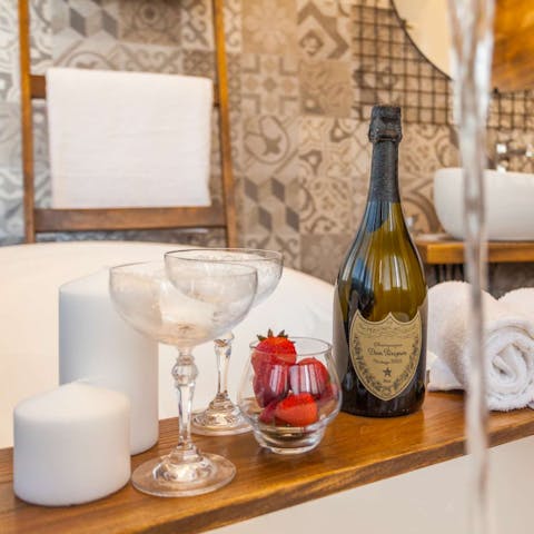 Luxuriate in the bathtub after a day on Soline Beach
