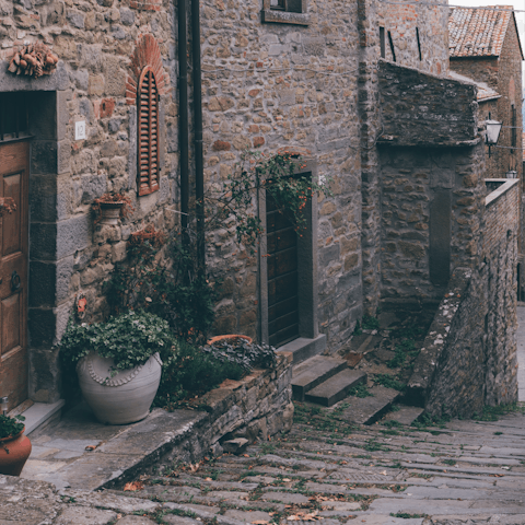 Take a scenic stroll into the picturesque hilltop town of Cortona