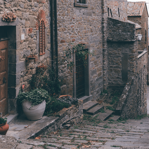 Take a scenic stroll into the picturesque hilltop town of Cortona