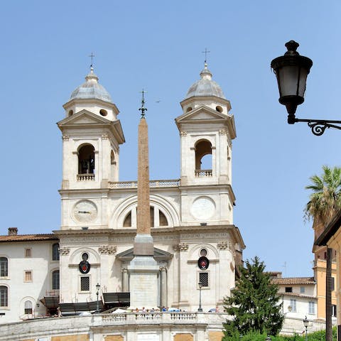 Be at the Spanish Steps and Piazza di Spagna in less than ten minutes