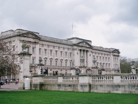 Begin your London stay with a stroll to Buckingham Palace