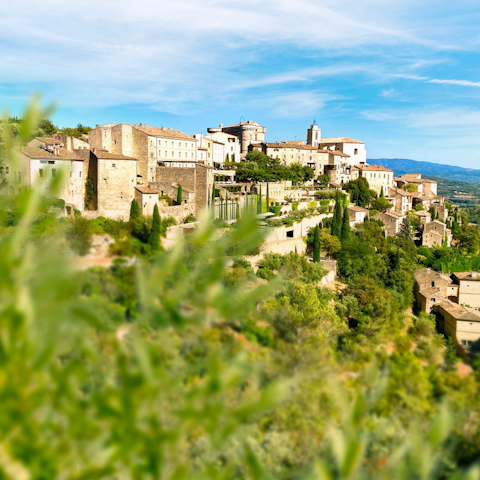Stay in the village of Cabrières d’Avignon, near iconic Gordes