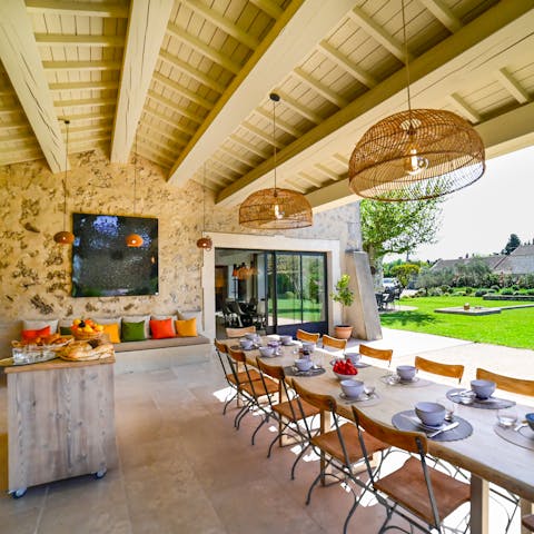 Enjoy dining in the shade – perfect for afternoon banquets