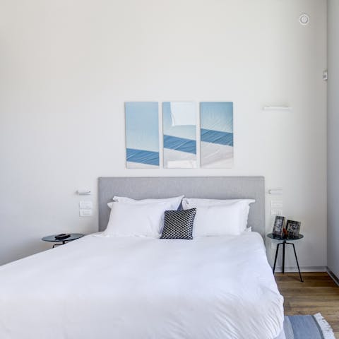 Snuggle down in luxurious Egyptian cotton linens