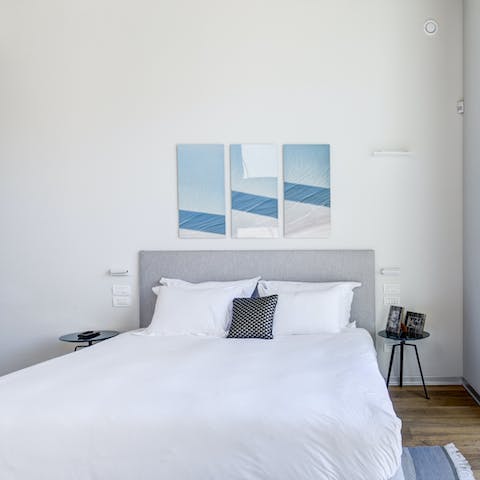 Snuggle down in luxurious Egyptian cotton linens