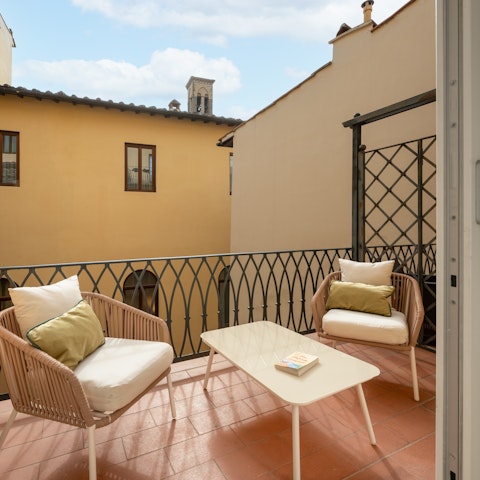 Serve your favourite evening drinks on the balcony