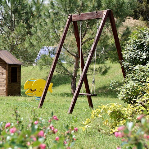 Keep the kids entertained at the swing play area