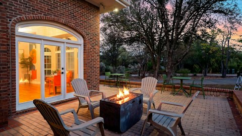 Toast the evening around the fire pit under the stars