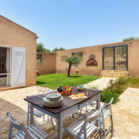 Prepare a lunch of fresh local produce in your outdoor kitchen worktop to be enjoyed in the sunny courtyard