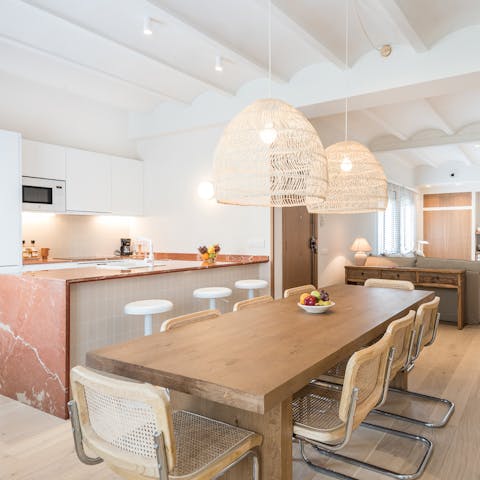 Relax in the morning at the breakfast bar with a cup of coffee