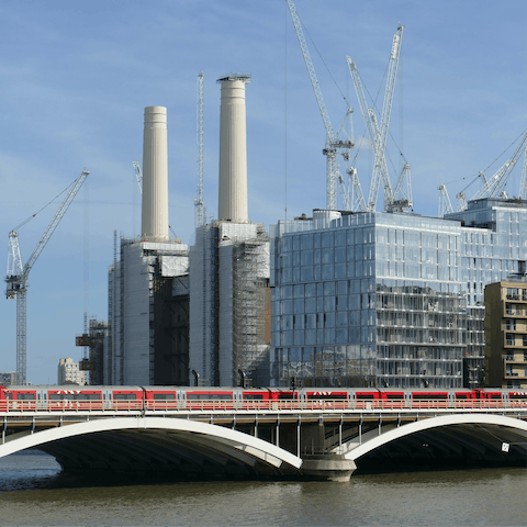 Take a twenty-minute walk from the Power Station to Chelsea Bridge and cross over the Thames