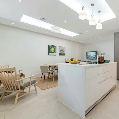 Start your day with a Full English breakfast in the well-equipped kitchen