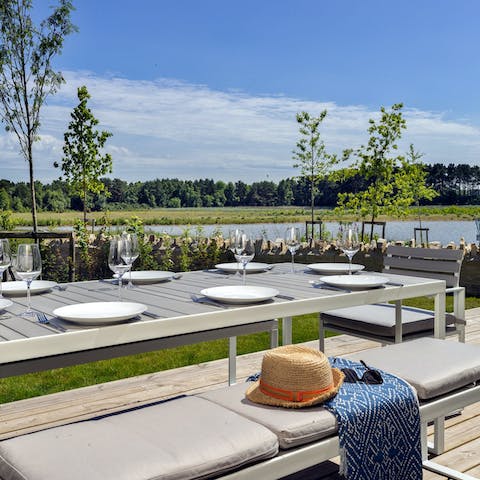 Gather on the wrap-around terrace and dig into some Portland pudding