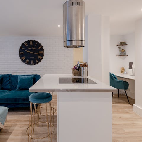 Knock up a lazy brunch in the modern island kitchen