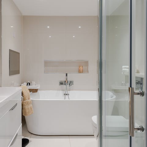 Enjoy a relaxing bath in the freestanding tub