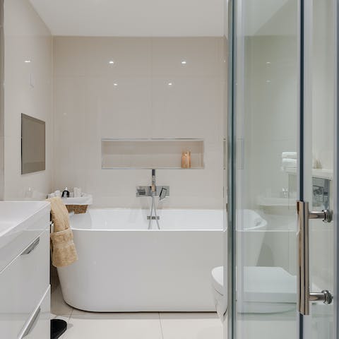 Enjoy a relaxing bath in the freestanding tub