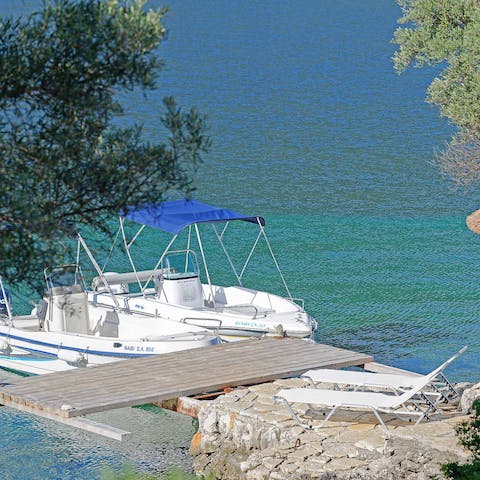Head down to the jetty for some sunbathing or sailing