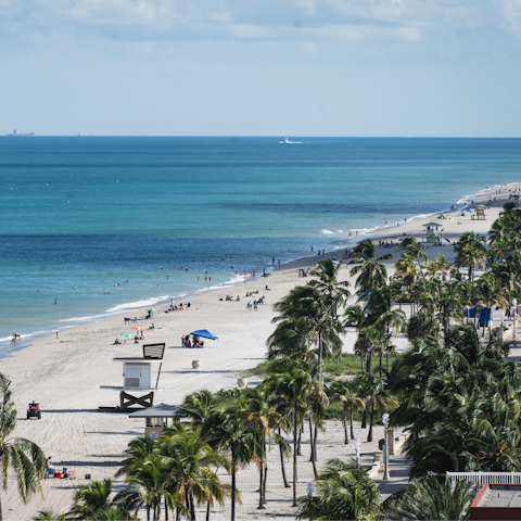 Stay just five minutes away from Hollywood Beach,  Florida