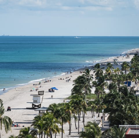 Stay just five minutes away from Hollywood Beach, Florida