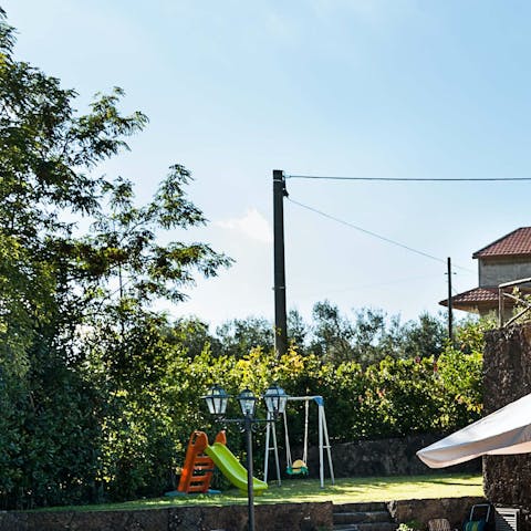 Enjoy time downtime whilst the kids play on the swings