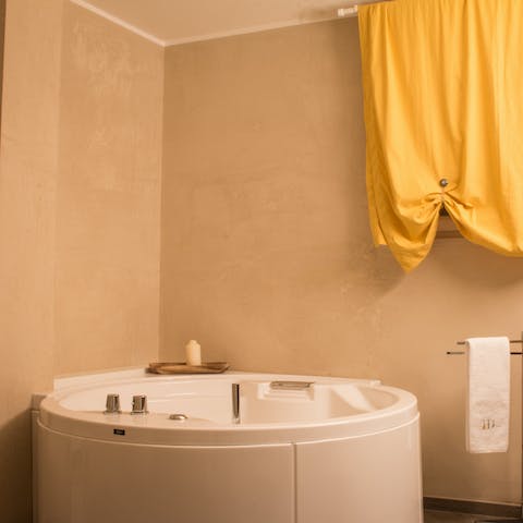 Soak the day away in the enormous bath tub