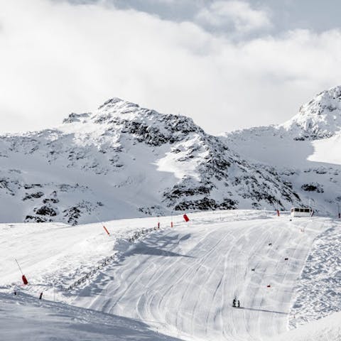 Grab your skis – a minibus will take you to the slopes