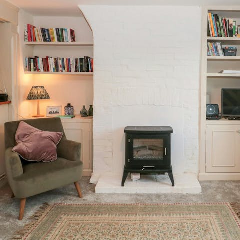 Get cosy in front of the gas-effect fireplace