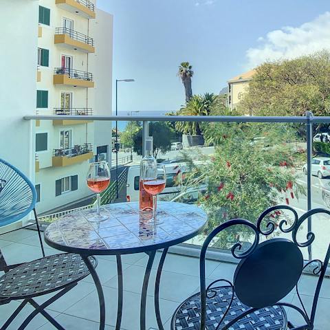 Share some wine on your private balocny with the ocean glistening in the distance