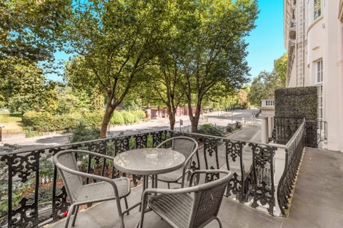Drink your morning brew with leafy Hyde Park views