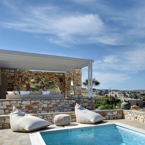 Read your book out on the sunbaked pool side in absolute comfort